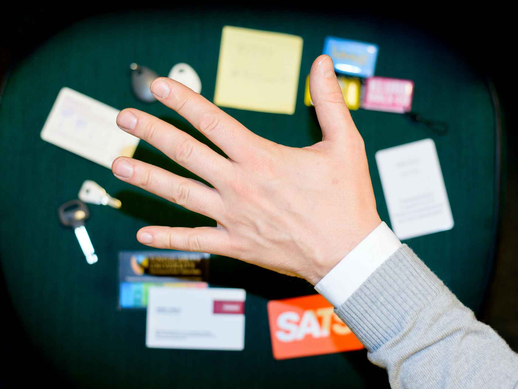 Hannes controla con su mano varios procesos de su oficina.