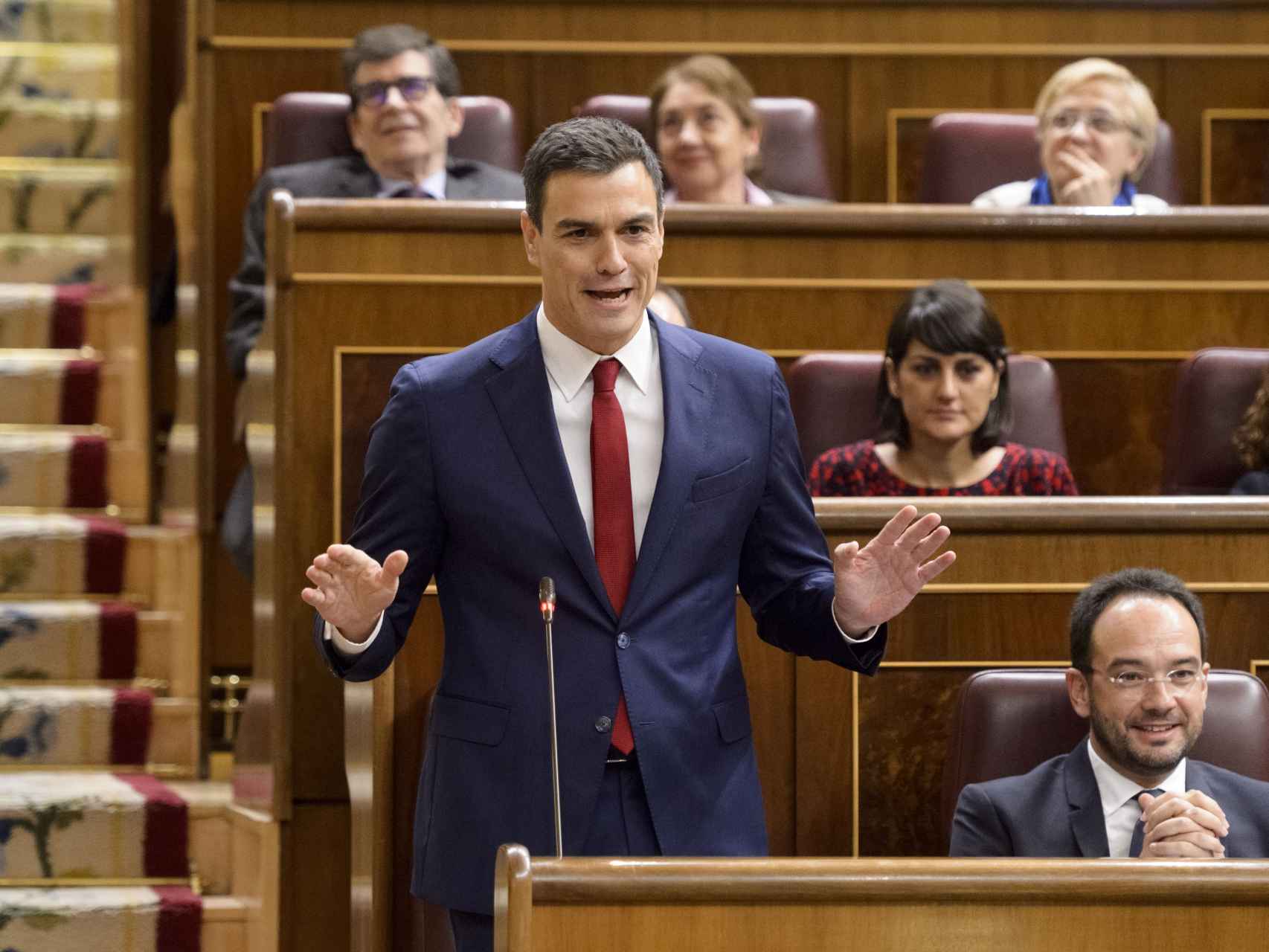Sánchez, en su muy última sesión de control frente a Rajoy.