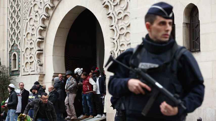 Fuerzas de seguridad en una mezquita de París tras el ataque a Charlie Hebdo