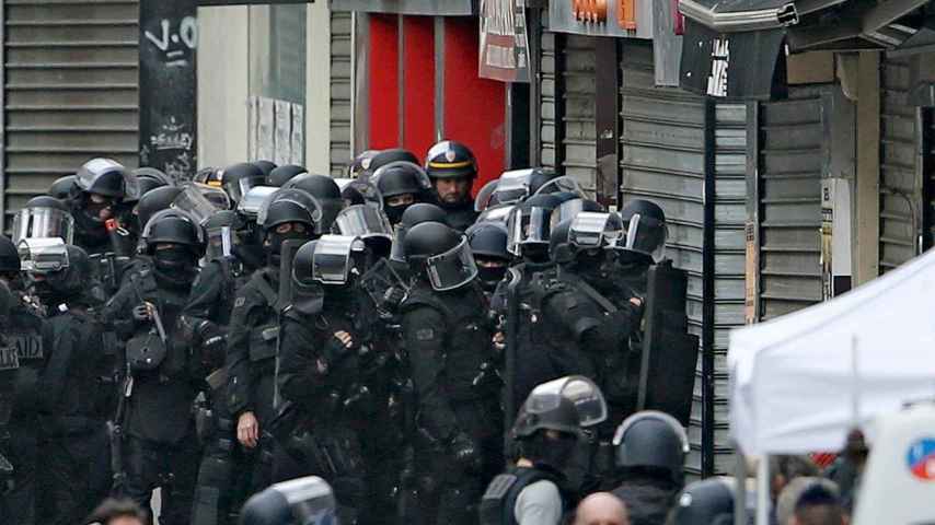 Las fuerzas especiales del RAID, a las puertas del piso de Rue République.