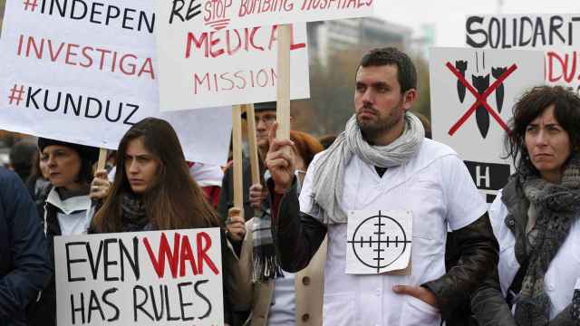 Personal de MSF se manifiesta en Ginebra contra el bombardeo de sus hospitales