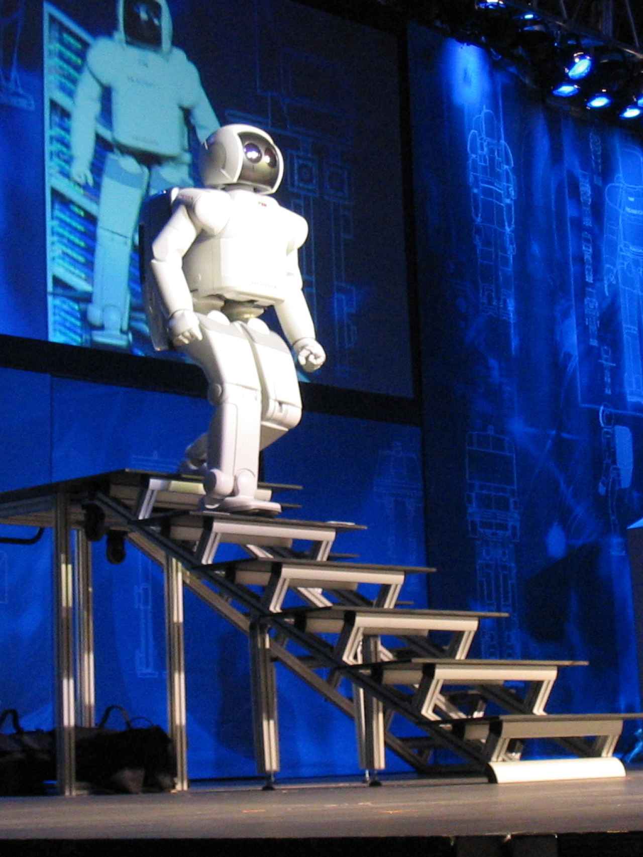 Un robot humanizado baja las escaleras.