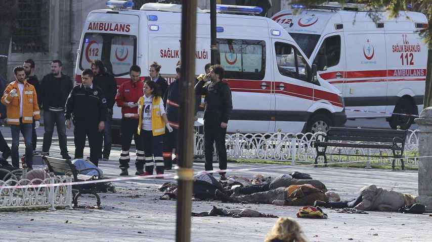 Una explosión deja víctimas mortales en una plaza turística de Estambul.
