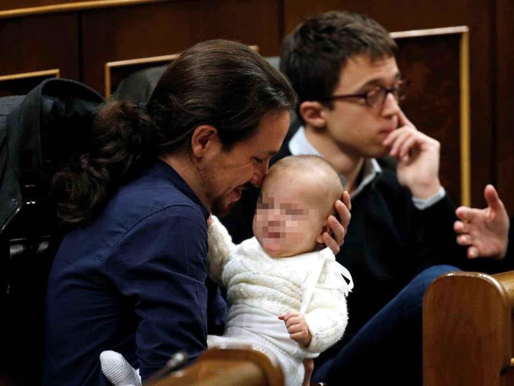 Pablo Iglesias acuna al hijo de Bescansa.