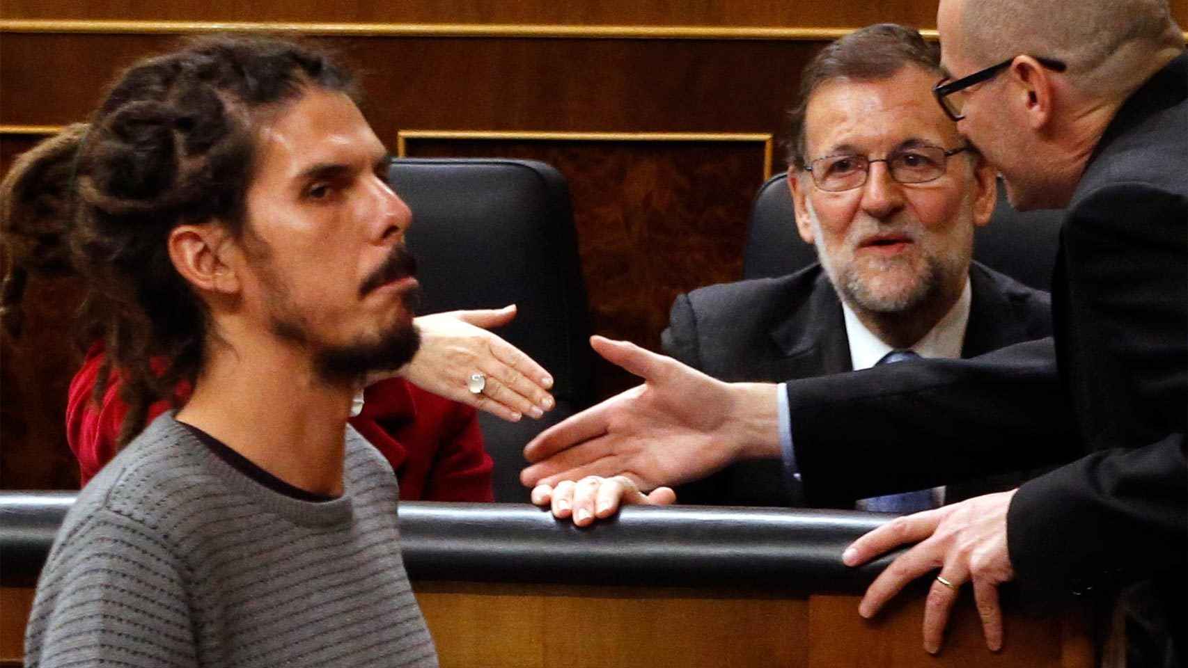 El diputado de Podemos Alberto Rodríguez pasa frente a Rajoy.