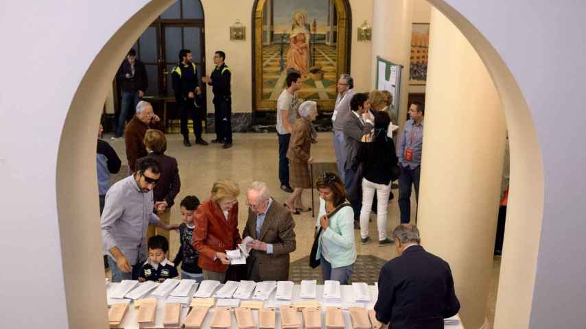 Ciudadanos votando en el colegio del Sagrado Corazón de Rosales en Madrid.