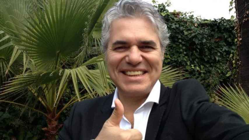 El actor y presentador Agustín Bravo sonríe desde una fotografía de su red social.