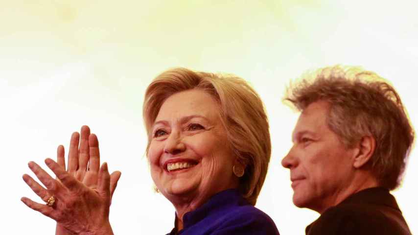 Hillary Clinton durante un mitin en Nueva Jersey junto al cantante Bon Jovi.