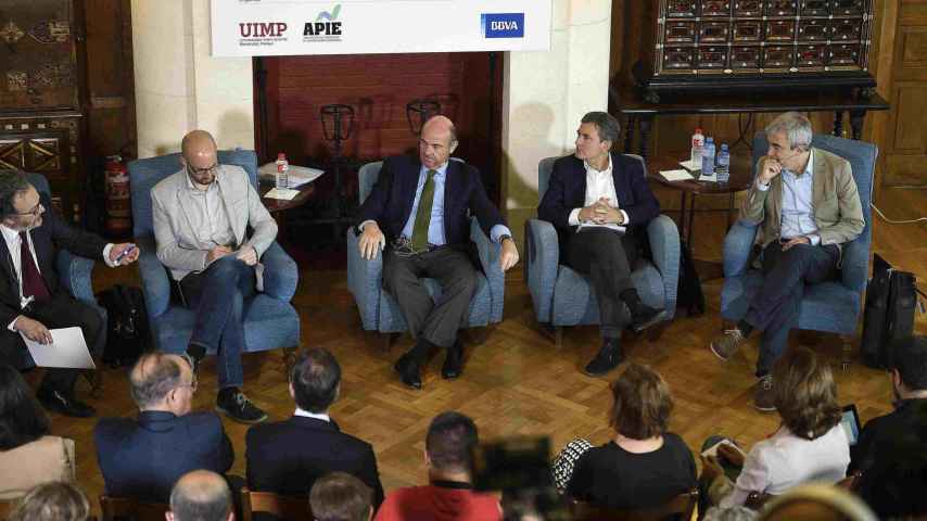 Los representantes de los cuatro partidos, durante el debate en la UIMP