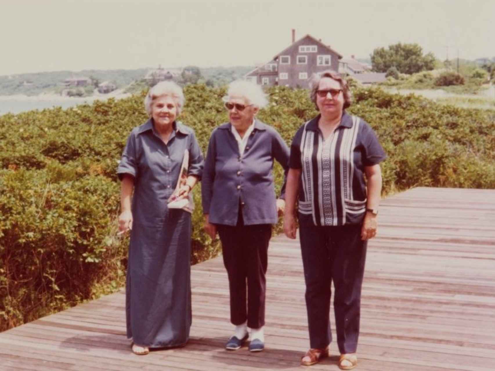 Elizabeth Bishop, Victoria Kent y Louise Crane en el embarcadero de la casa de Woods Hole, 1974.
