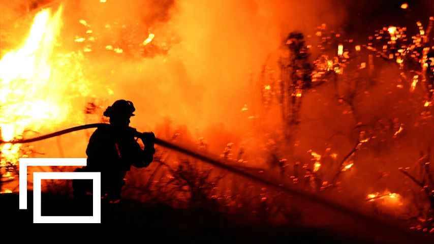 Un bombero trata de apagar las llamas del incendio de Los Angeles.