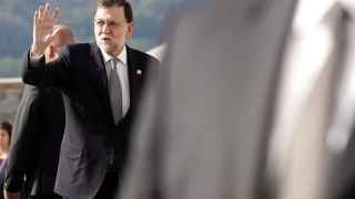 El presidente del Gobierno en funciones, Mariano Rajoy, saluda a su llegada hoy al castillo de Bratislava.