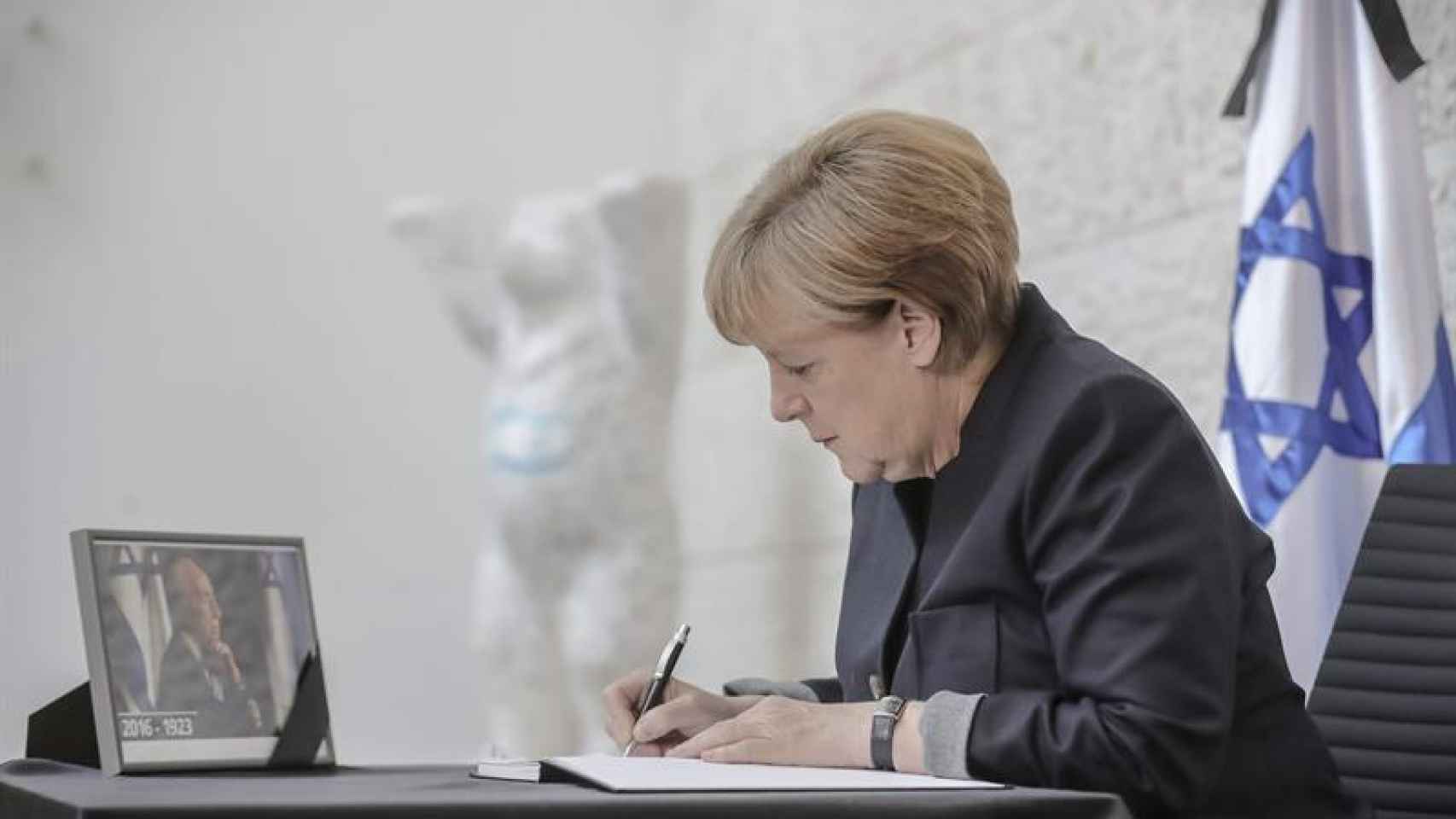 La canciller alemana, Angela Merkel, no ha acudido al funeral, pero ha dejado una nota en el libro de condolencias abierto en la Embajada de Israel en Berlín este viernes, 30 de septiembre. Imagen: Efe/ Jim Hollander