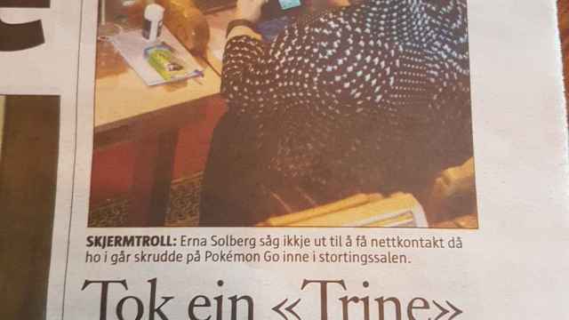 Resultado de imagen de pillan a ministra de noruega jugando a pokemon go