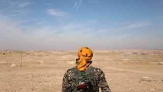 Un combatiente de la Fuerza de Siria Democrática, al norte de Raqa en el segundo día de asedio.