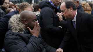 El presidente francés, Francois Hollande, ha iniciado el recorrido en conmemoración de las víctimas de los atentados de París  con una solemne ceremonia en el Estado de Francia.
