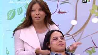 Una maquilladora muestra cómo ocultar los signos del maltrato en la televisión pública marroquí.