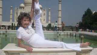 Tao Porchon-Lynch levanta la pierna ante el Taj Mahal