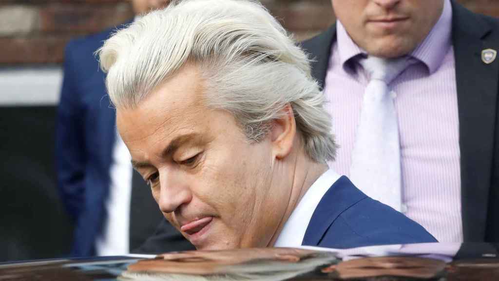 El islamófobo Wilders deja su colegio electoral tras votar