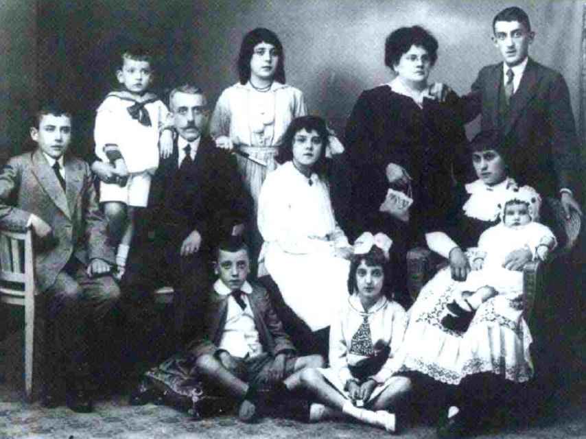 Virgilio Leret, sentado el primero por la izquierda, junto a sus padres y hermanos.