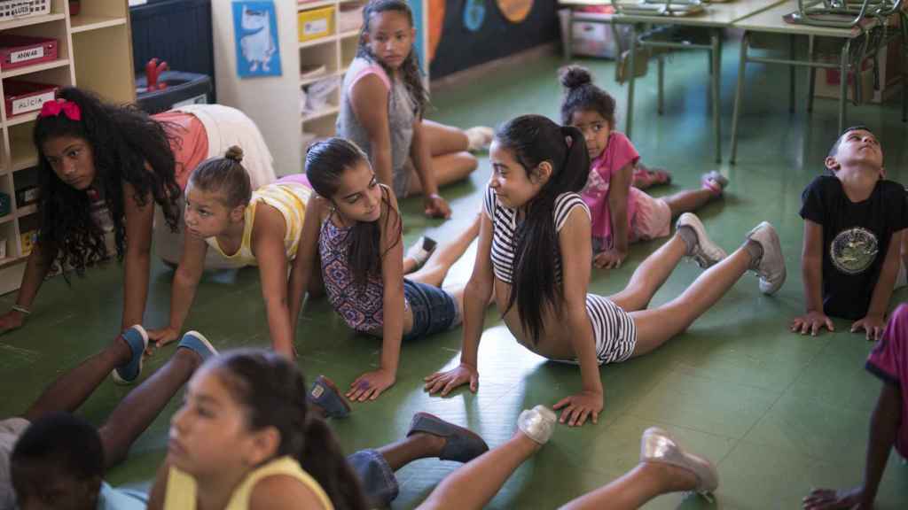 Alumnos de Infantil y Secundaria comparten sesión de Yoga para aprender autocontrol