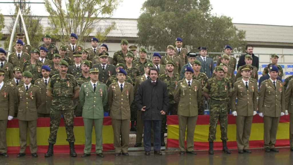 Los militares de la operación posan con José María Aznar, en aquel entonces Presidente del Gobierno. Tan solo les dio una indicación: "Cero bajas".