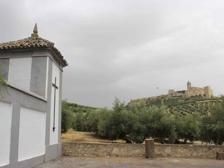 En primer plano, el cementerio de Alcalá. Al fondo, el Castillo de la Mota.