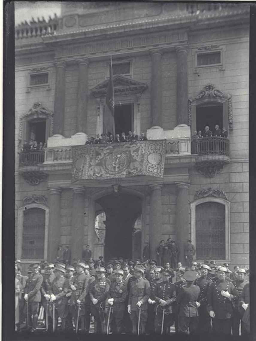 Recepción en el Palau, parada militar, por el tercer aniversario de la proclamación de la II REp