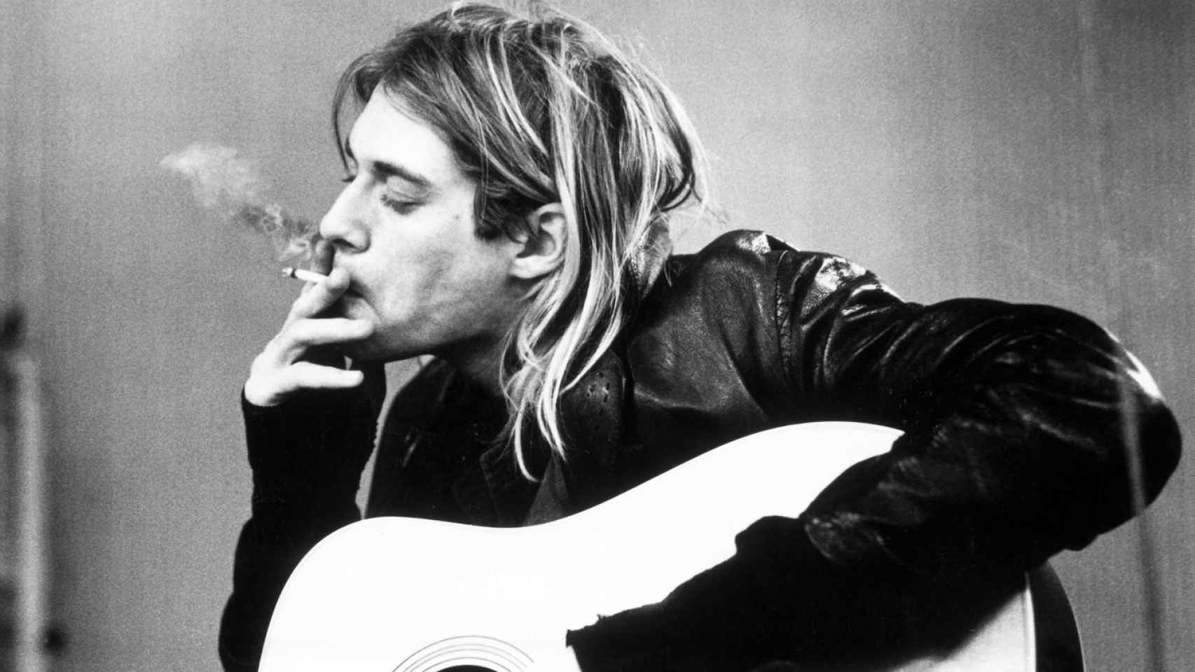 Kurt Cobain fumando en estudio de grabación