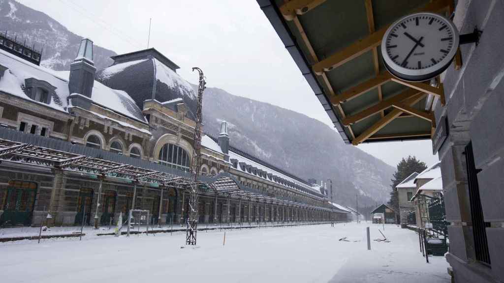 Una vista de la estación de Canfranc (Huesca) cubierta de nieve. Foto: EFE