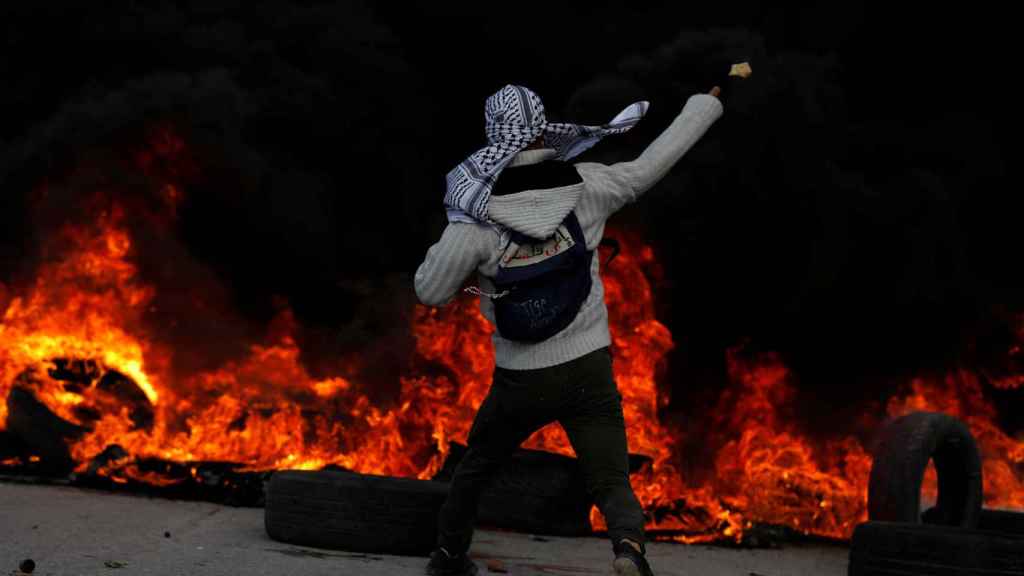 Un manifestante frente a una barricada en Ramallah este jueves