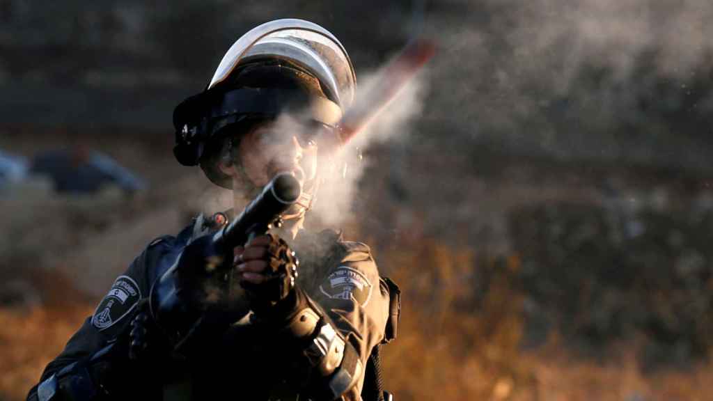 Un soldado israelí dispara a manifestantes