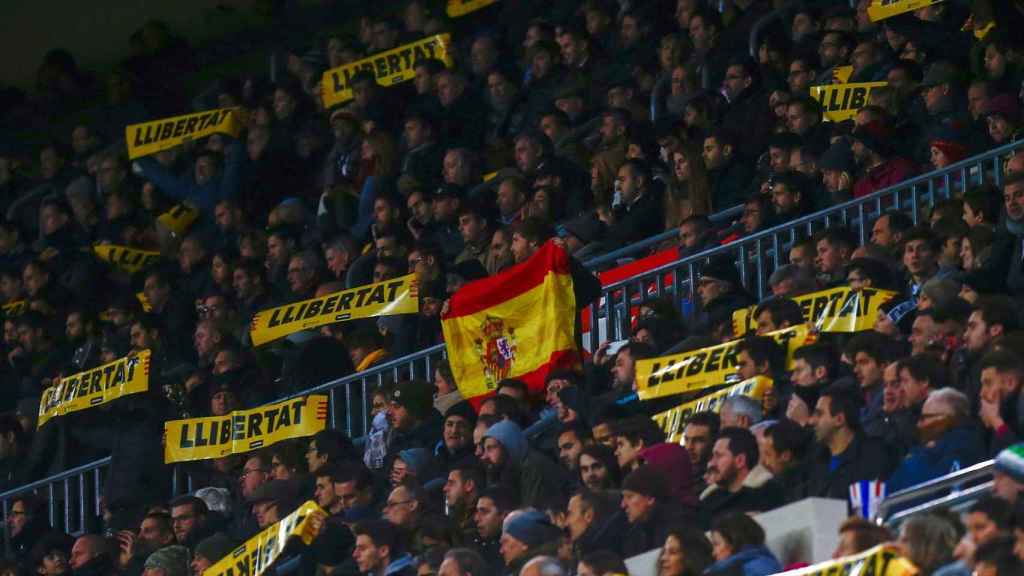 La bandera española entre los mensajes independentistas del Camp Nou.