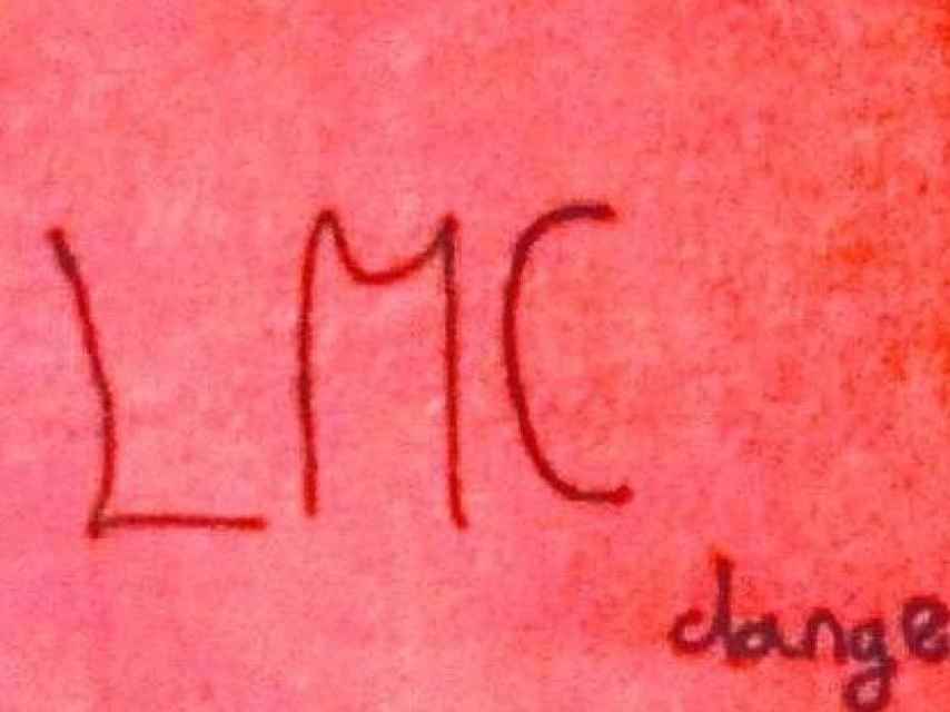 Pintada de LMC en una lonja de Santutxu donde esta banda retuvo a varios menores y les robó
