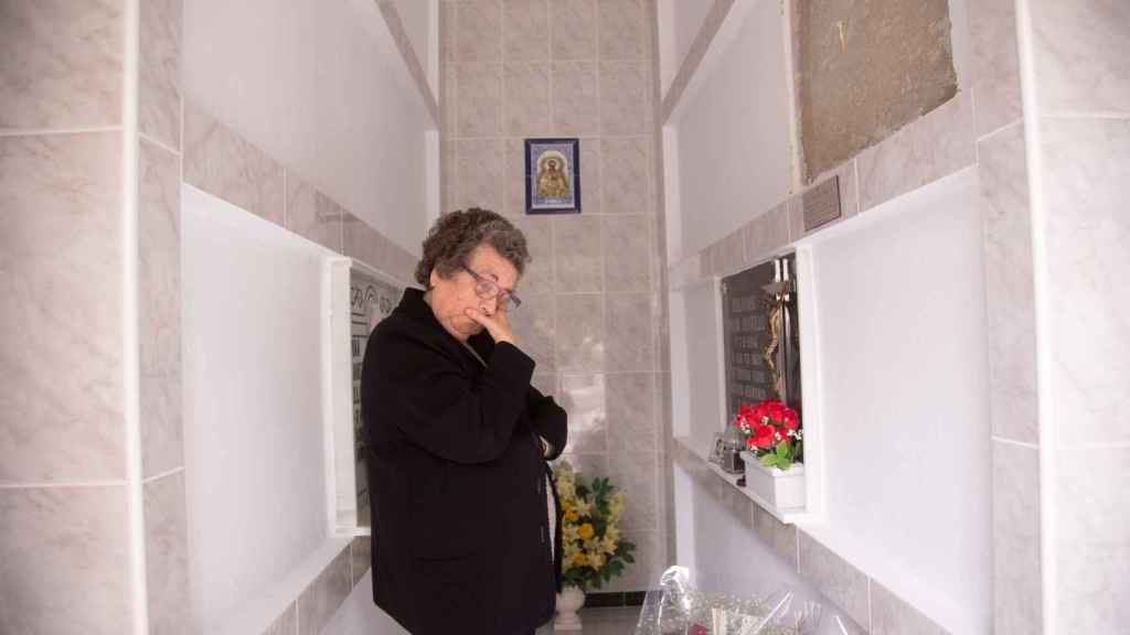 Petra Diánez y Pepe Marchena tuvieron una hija antes de que éste muriera en Córdoba. La llamaron Josefa. En la imagen aparece esa niña, hoy ya una señora de 72 años, delante de la lápida de su padre.