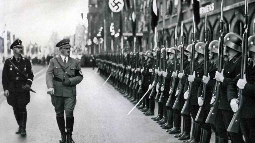 Hitler con sus tropas.