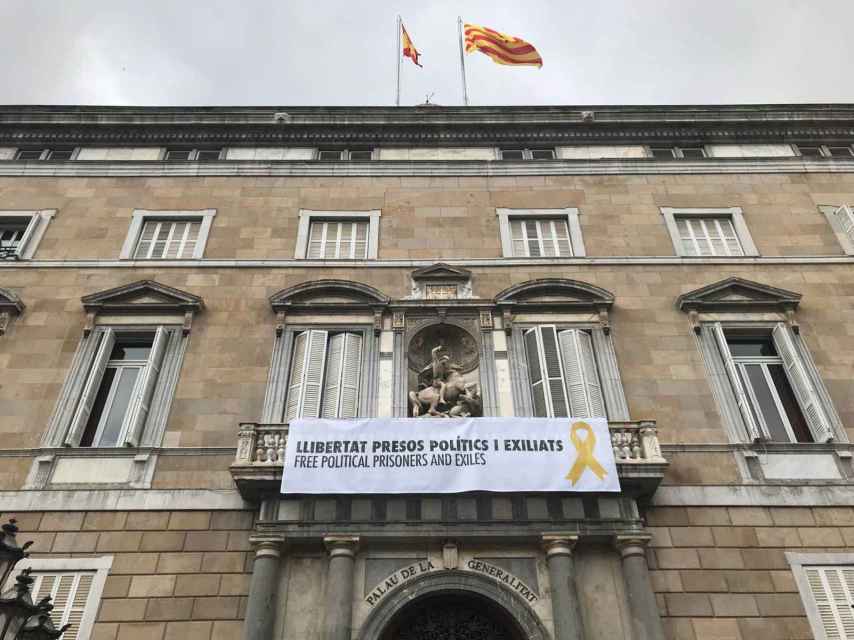 Resultado de imagen de pancarta parlamento de cataluÃ±a