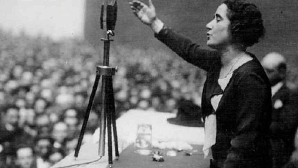 Clara Campoamor durante uno de sus discursos.