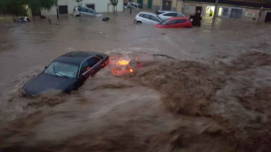 Varios coches han sido arrastrados por la tromba de agua en Sant LlorenÃ§.