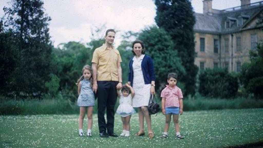 La familia Sved en Oxford, donde nacieron los dos hermanos pequeños de Arianne.