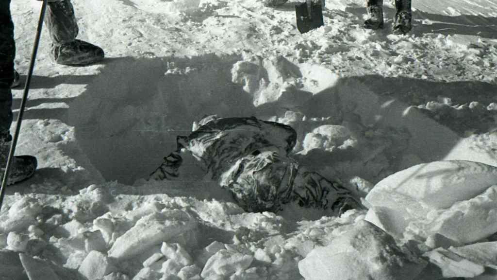 Uno de los rescates de los cuerpos bajo la nieve