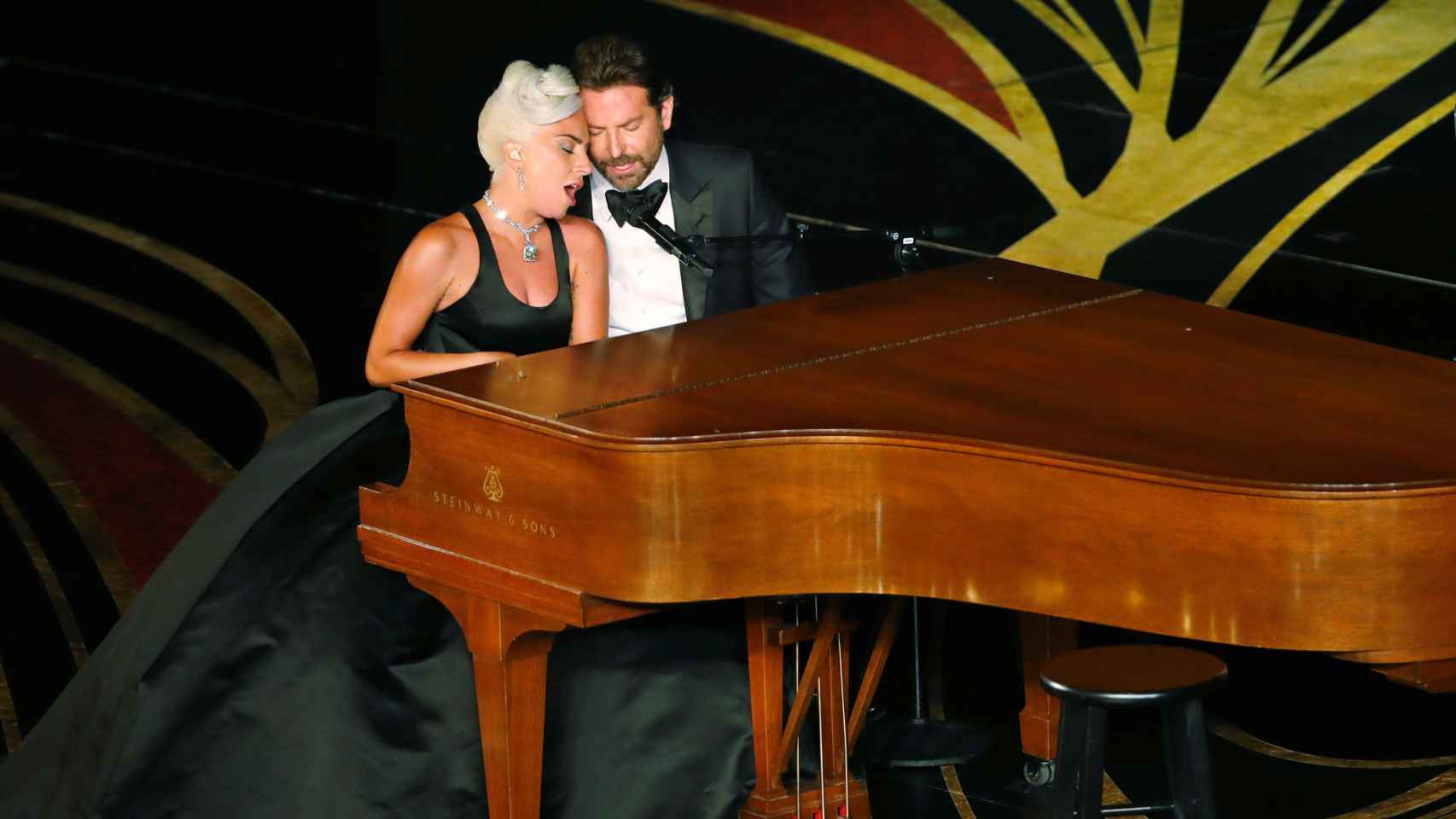 Lady Gaga y Bradley Cooper emocionan en los Oscar: así fue su espectacular actuación