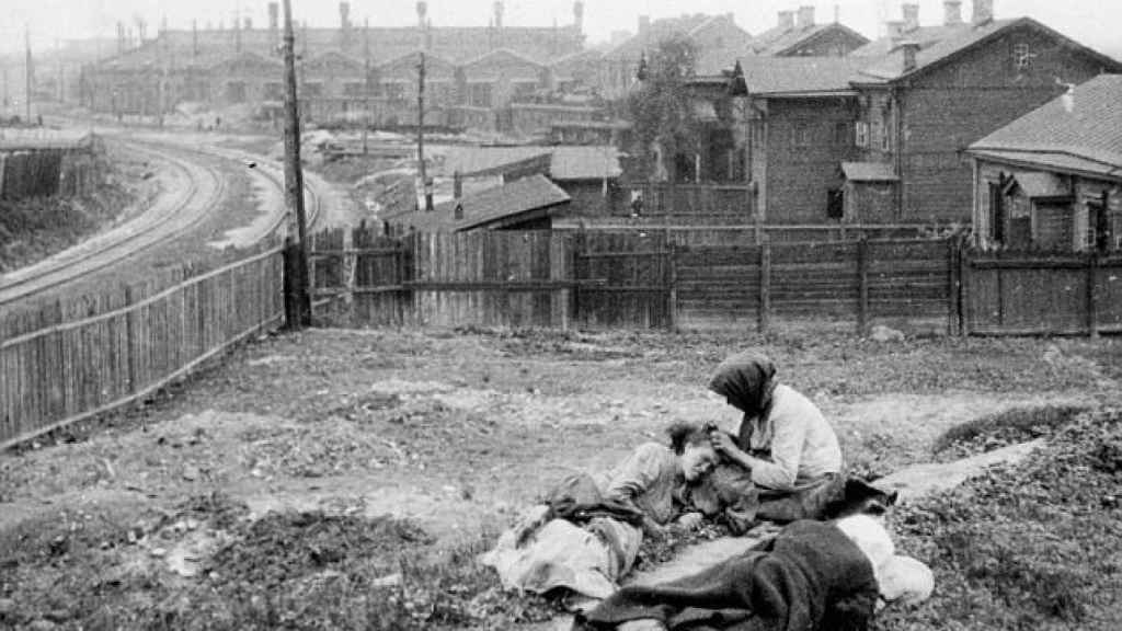 Una familia rural ucraniana, muriéndose de hambre durante el periodo conocido como Holodomor.