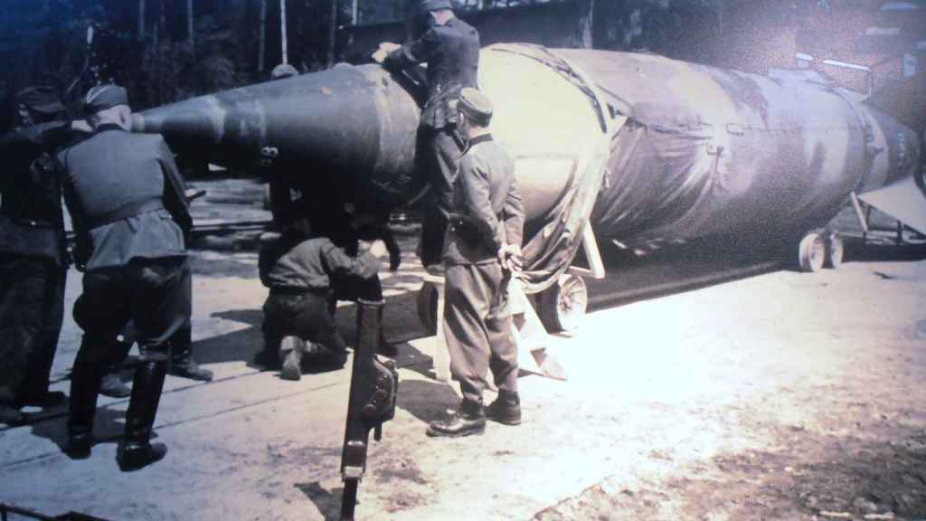 Tropas nazis desplegando una V-2 para su lanzamiento. Parku Historycznym Blizna / Wikimedia Commons.