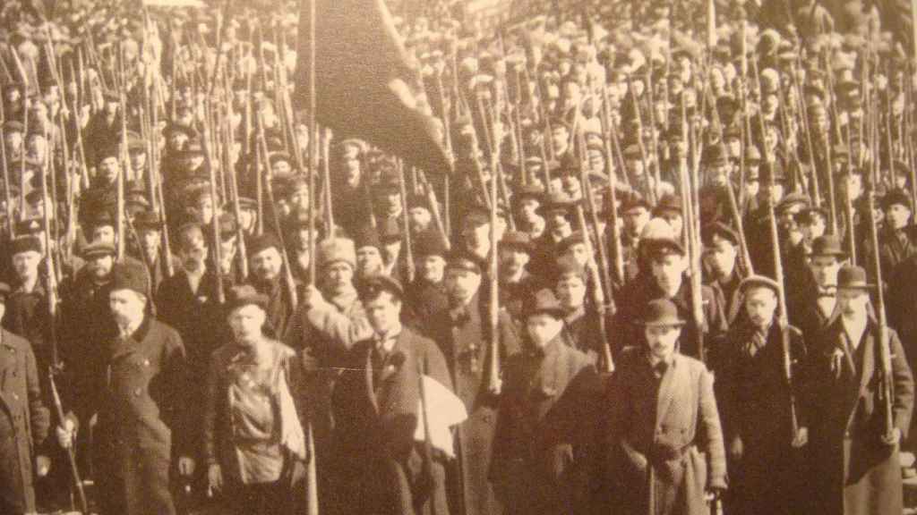 Manifestación de obreros armados y la Guardia Roja en Petrogrado (1917).