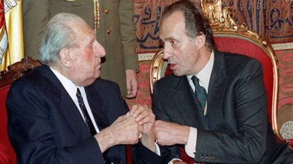 El rey emérito Juan Carlos I, junto a su padre Don Juan de Borbón, fallecido en 1993.