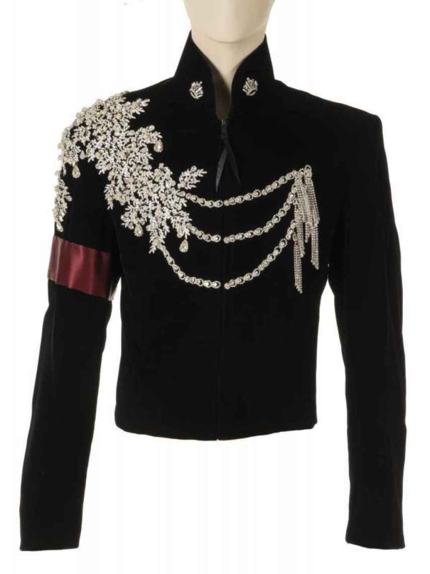 Detalle de la chaqueta que lució Michael Jackson en 1997 en la fiesta de cumpleaños de Elizabeth Taylor.